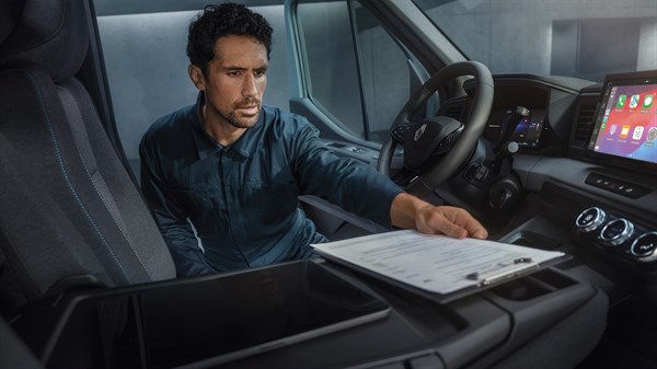 135 L de rangement en cabine avec bureau mobile - fourgon - Renault
