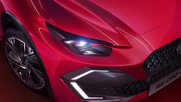 signature lumineuse inédite en demi-losange - Renault Clio E-Tech